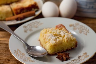 Anason star elmalı turta önünde