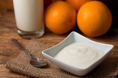 Sabah jüt kumaş üzerine beyaz Yoğurtlu