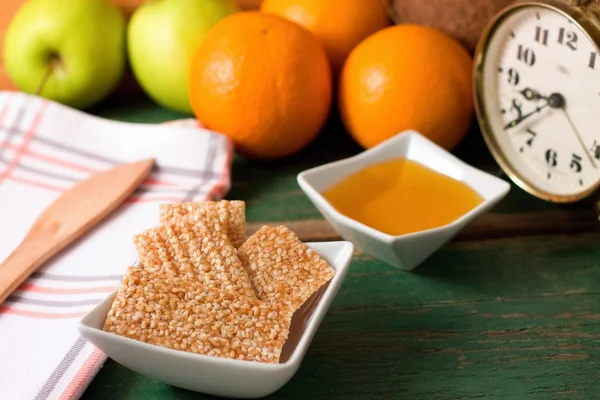 Ontbijt met sesam wafels en fruit — Stockfoto