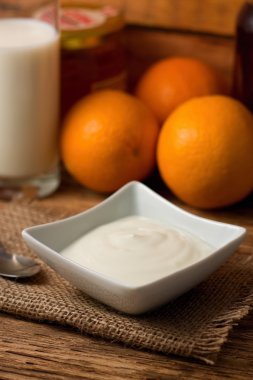 Jüt Kumaş üzerine beyaz yoğurt ile kare kase