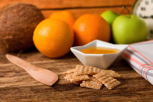 Gebroken sesamolie koekjes voor honing en fruit — Stockfoto