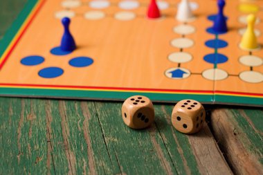 Ludo figürler ile önünde iki ahşap dices