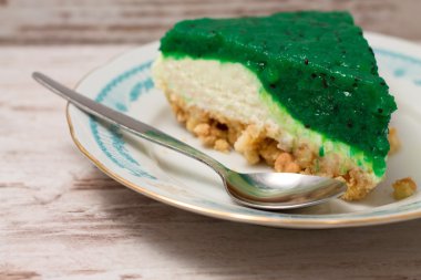 Beyaz tahta üzerinde yeşil kivi meyve pasta dilimi