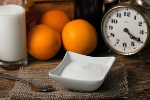 Fresh yogurt in a bowl on jute cloth — Stock Photo, Image