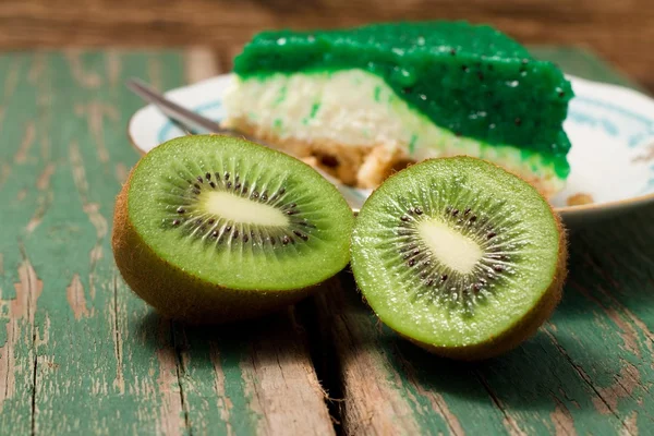 Kiwi vruchten gesneden in de helft voor verse taart — Stockfoto