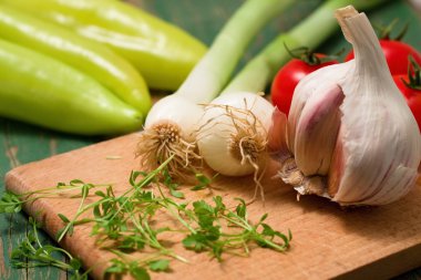 Sarımsak bud ve taze soğan doğrama bard cress ile üzerinde