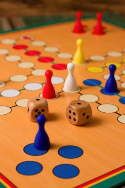 Woode dices Ludo tahta üzerinde iki kez Teke