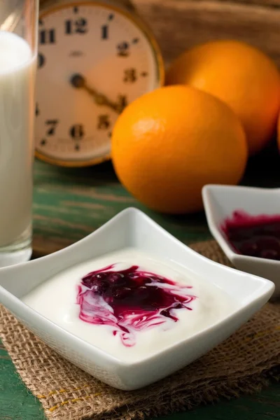 Mesa com café da manhã preparado com iogurte — Fotografia de Stock