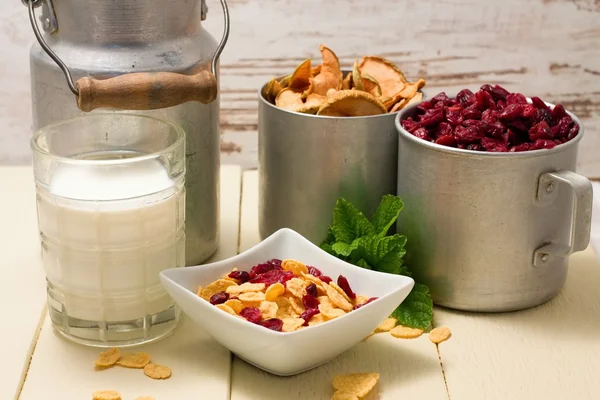 Gedeelte van cornflakes en twee aluminium cups met gedroogde vruchten — Stockfoto