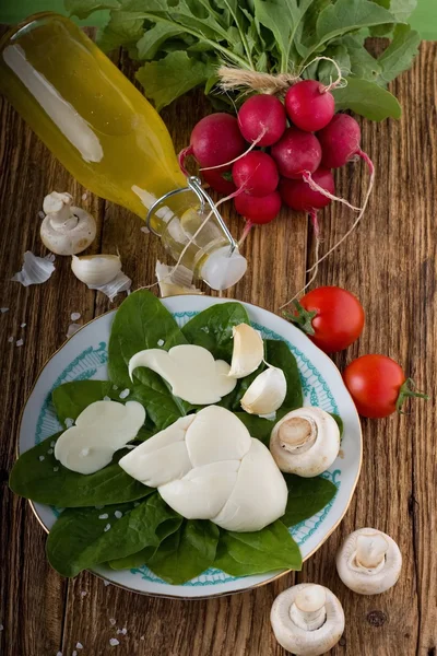 Queso eslovaco retorcido en el plato con verduras alrededor —  Fotos de Stock