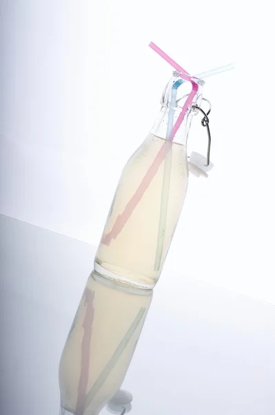 Pendiente colocado Vidrio con bebida fría en tablero de cristal — Foto de Stock