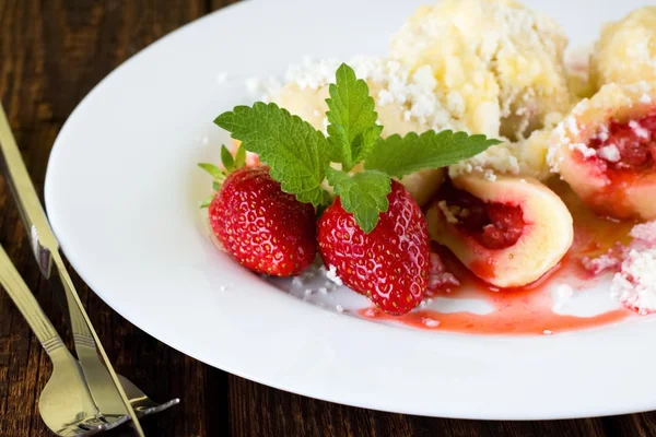 Couple of whole strawberries on white plate with dumplings — Stock Photo, Image