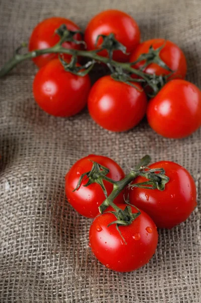 Tomates rojos jugosos sobre tela de yute —  Fotos de Stock