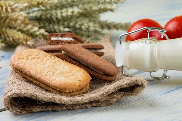 Verschillende granen koekjes op jute doek — Stockfoto