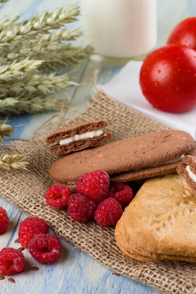 Verschillende frambozen granen koekjes op jute — Stockfoto
