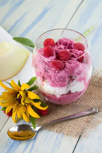 Copa de vidrio con helado con cuchara y flor —  Fotos de Stock
