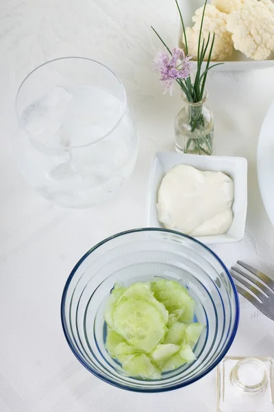 Mavi cam kase beyaz kumaş üzerine salatalık salatası — Stok fotoğraf