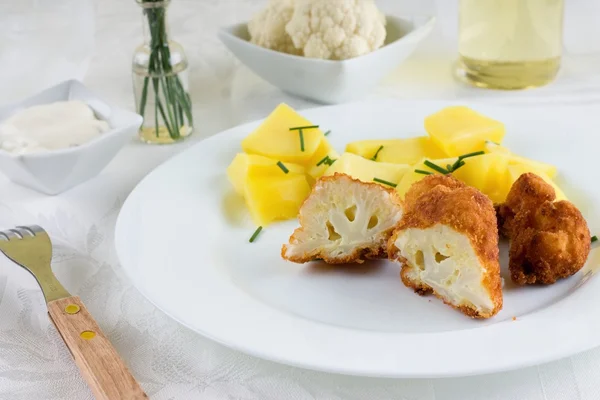 Gecoate bloemkool in tweeën gesneden — Stockfoto