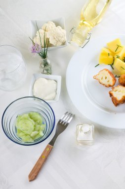 Tam tablosu ekmekli karnabahar ve ürün çeşitliliği