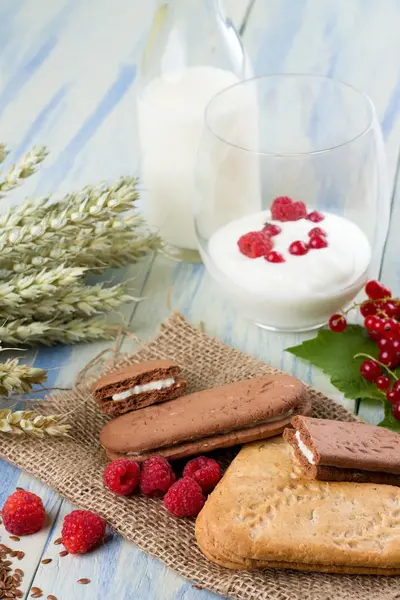 Granen koekjes en frambozen voor yoghurt en melk — Stockfoto