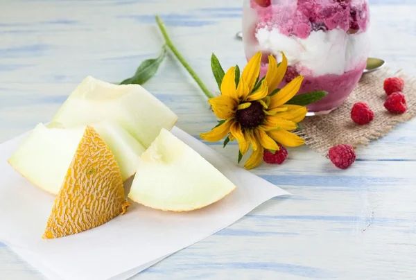 Galia melon in front of ice cream cup — Stock Photo, Image