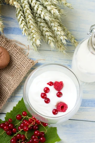 Bovenaanzicht op witte yoghurt in een glas met bessen — Stockfoto