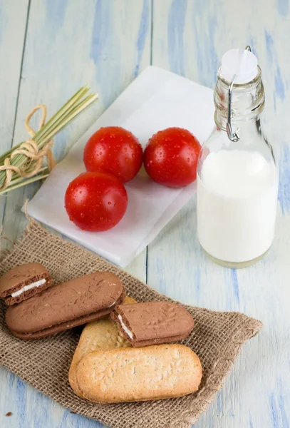 Bottle of milk next to whole wheat biscuits — Stock Photo, Image