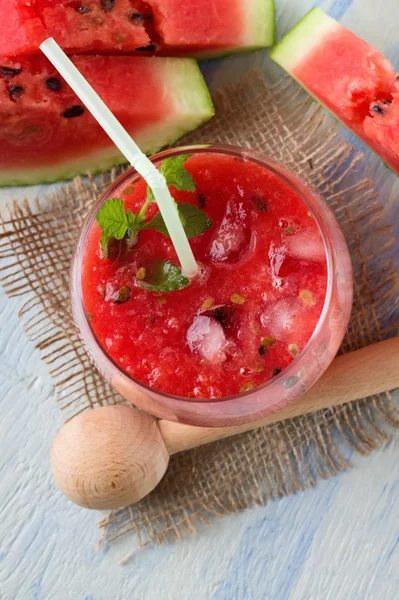 Frischer Smoothie aus roter Melone mit Eis — Stockfoto