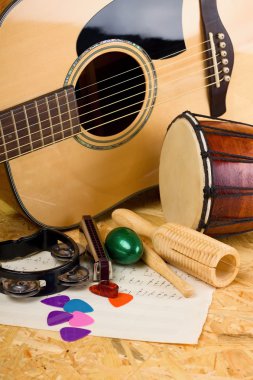 Çeşitli müzik aletleri üzerinde Osb yönetim kurulu