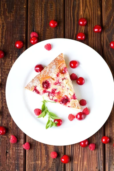 Top view on white plate with fresh fruit pie — Stock Photo, Image