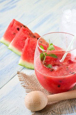 Bir bardak buz ve saman ile karışık kavun