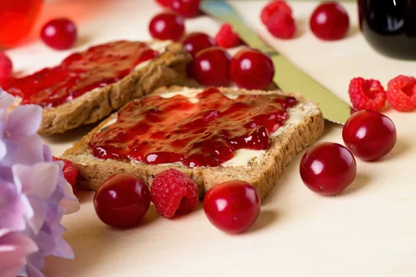 Detail of toast with butter and marmalade — Stock Photo, Image