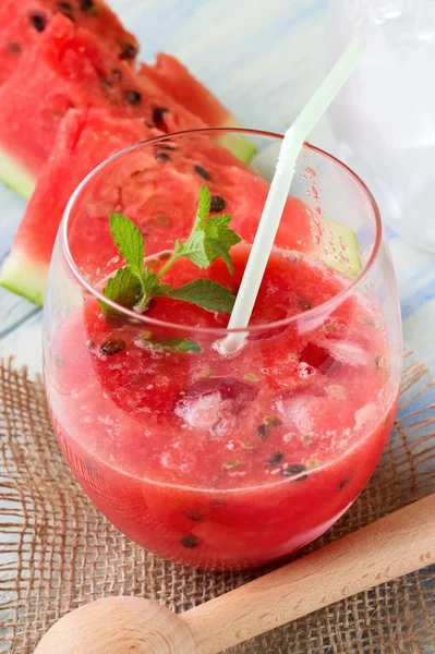 Detail eines Glases voll gemischter roter Wassermelone — Stockfoto