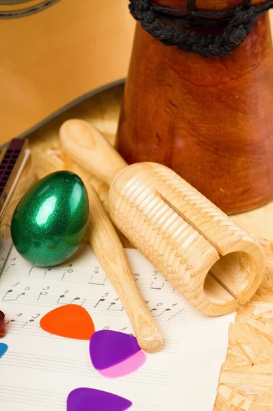 Guiro e agitador de ovos com outros instrumentos musicais — Fotografia de Stock