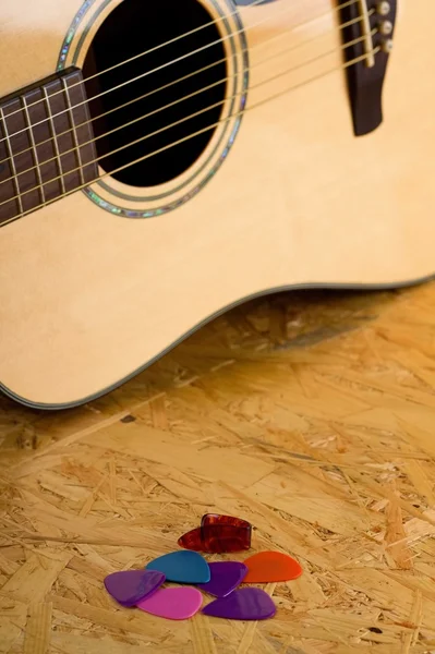 Osb ahşap tahta üzerinde birkaç gitar alır — Stok fotoğraf