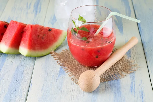 Rote Wassermelone in einem Glas mit Eis gemischt — Stockfoto