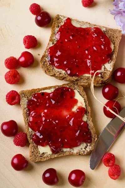 Bovenaanzicht op tafel met paar toast — Stockfoto