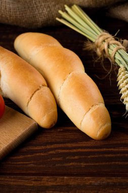 Ahşap tahta üzerinde iki rulo