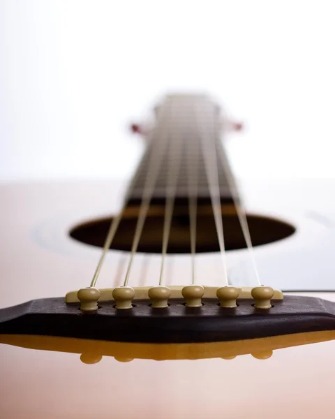 Puente de guitarra acústica contra luz — Foto de Stock