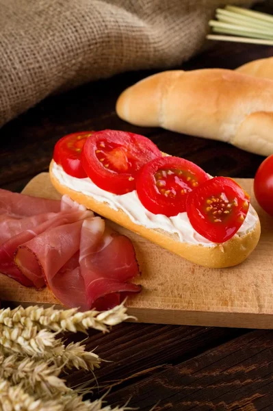 Baguette fresca con requesón y tomates — Foto de Stock