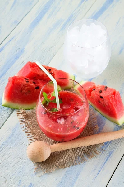 Glas Melonen-Smoothie und Glas Eis — Stockfoto