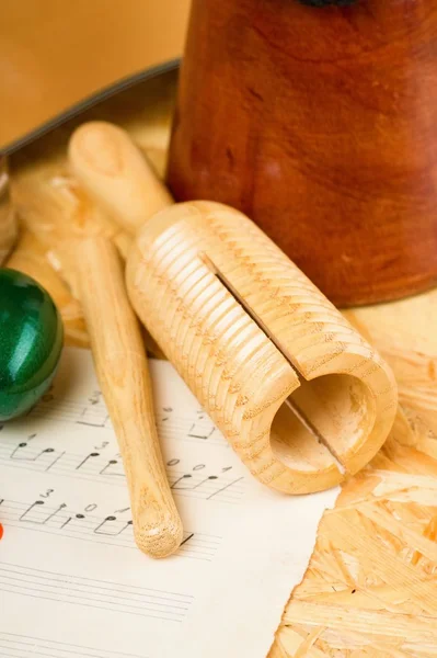 Guiro sobre tabla de madera y hoja con música — Foto de Stock