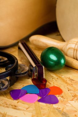 Birkaç gitar alır ve çeşitli müzik aletleri