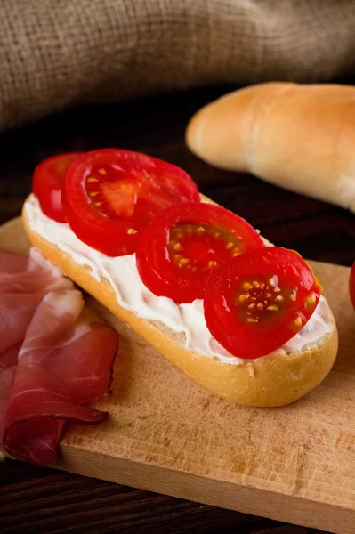 Baguette crujiente con queso crema y tomates — Foto de Stock