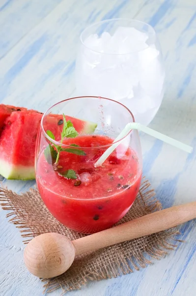 Kräuterstück im Glas mit Melonen-Smoothie — Stockfoto