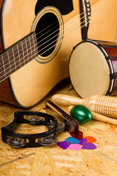 Conjunto de instrumentos musicales sobre OSB —  Fotos de Stock