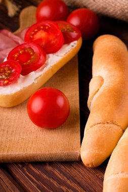 Rulo ve baget arasında kırmızı kiraz domates