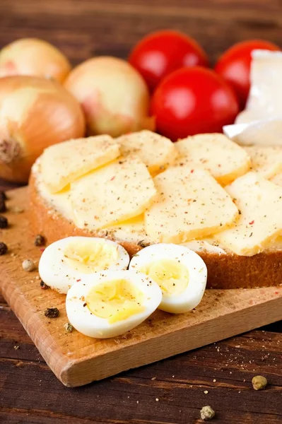 Boiled quail eggs and bread with Romadur cheese — Stock Photo, Image