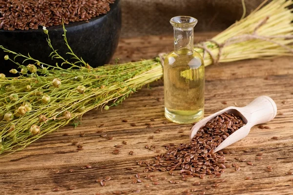Şişe kaşık ve keten yağı keten tohumu