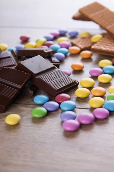 Pedazos de chocolate amargo con otros dulces —  Fotos de Stock